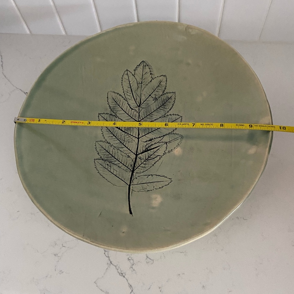 Pottery Green Leaf Design Plate - Picture 2 of 4